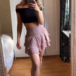 Rostrosa kjol köpt förra sommaren, men nu säljes inför denna sommar🤠🤠 Aldrig använd