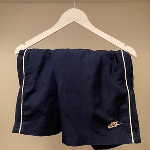 Nike vintage shorts - Dessa shorts är nåra man kan använda till olika tillfällen då det kan vara hemma, nära man badar men även passar bra nu inför kommande sommar att ha på sig ute!