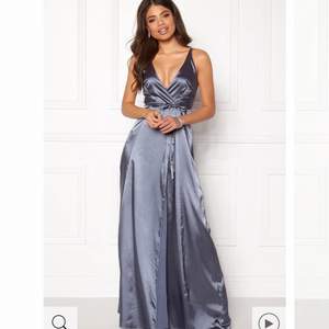 Säljer denhär balklänningen: Stella Prom Dress Dusty Blue i storlek S, köpte den här på Plick men ångrade mig. Från början är den från bubbleroom men den är slutsåld där! 💕 Nytvättad och inga fläckar 🤌🏼