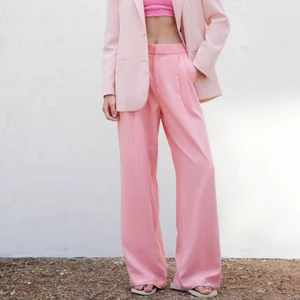 Byxor - Rosa linnebyxor. Så fina till sommarn! Storlek M. Skicka gärna ett meddelande vid frågor!