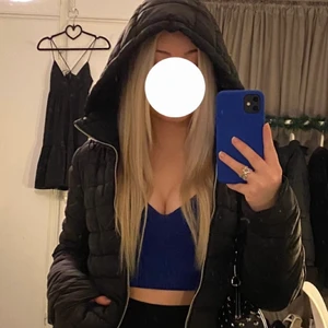 Zara jacka storlek S - Svart dunjacka med silvrig kedja. Jag skulle säga att den är en höst/vår jacka. Jag köpte jackan under hösten 2020. Inget fel på jackan. Jag säljer den för att den inte är min stil längre. Om man vill ha en enkel fin dunjacka så passar denna bra.
