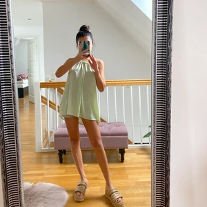 Sommartopp  - En fin grön sommartopp som passar så fint som en topp eller som något att dra över bikinin på stranden! 🤠🍒🌈✨