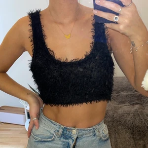 Fluffig topp svart - Fin fluffig topp i svart. Alla lappar kvar och aldrig använd (förutom på bilden). Snygg som fest topp! 