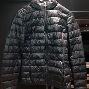 Armani jacka  - Tunnare Armani jacka i väldigt bra skick endast använd några gånger storlek L, tror de är en barn storlek men den passar för folk som har mellan xs/m i vanlig storlek. Köpt för 1800kr
