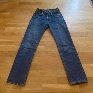 Levis 501 / Levi’s 501 - Levi’s 501 i klassisk, blå färg. Storlek: 27:32. Ej modern modell med smala ben, utan ett vintage par med raka ben hela vägen. Meddela gärna om ni har några frågor gällande till exempel mått och storlek, så hör jag av mig direkt. ☺️