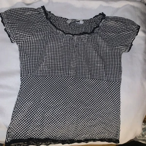 Topp - Söt randig blus/topp jag köpt secondhand. Den är i barnstorlek skulle jag tro o kan uppfattas som rätt tajt i armarna. Jag är 174 cm lång o bär xs/s och den sitter ok på mig men rätt liten runt brösten o armarna som sagt. Skriv om du undrar över något ❣️