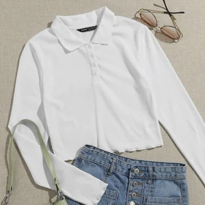 Vit topp med krage och knappar - Vit långärmad topp/tröja med knappar och krage uppemot halsen. Volang vid slutet av armen. Strl Xs, aldrig använd bra skick. Normal priset är 119kr och mitt pris är 30kr