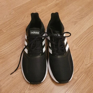 Adidas skor - Svarta adidas skor, endast använda 1 gång. Har man några frågor eller vill ha fler bilder är det bara till att skriva. Betalning via swish.