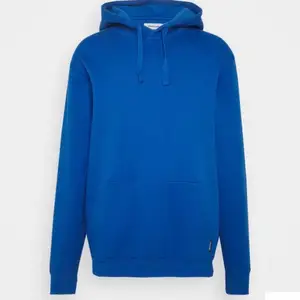 Basic blå hoodie från yourturn. Bra passform och inga defekter. Hör av dig om du vill ha bild hur den sitter på❤️