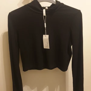 Ribbad Crop top - Jättefin ribbad svart crop top från Nelly. Aldrig använd, lapparna sitter kvar. Köparen står för frakten. 