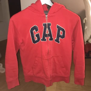 Fluffig GAP tröja💞 - En fluffig GAP tröja som inte kommit till användning som är köpt från sellpy💞