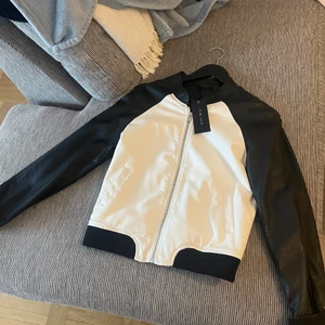 Skinnjacka  - Nyskick fejk skinn