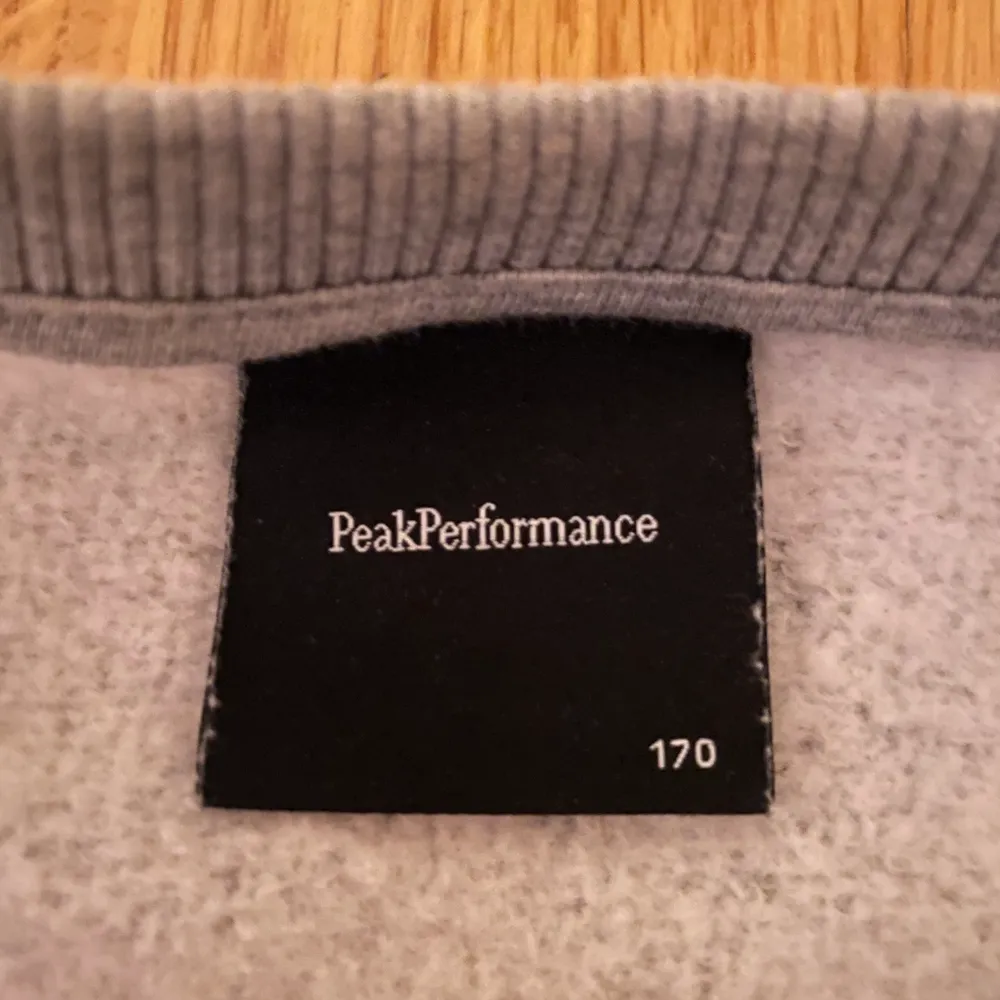 Jätte fin och skön peak performance tröja.                                   Nypris 1000kr men säljer för 250kr.                                           Köparen står för frakt, men kan dock mötas upp i Stockholm. . Tröjor & Koftor.