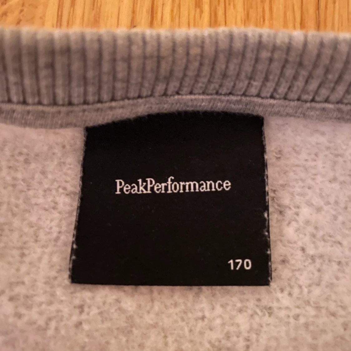 Grå Peak Performance sweatshirt  - 90