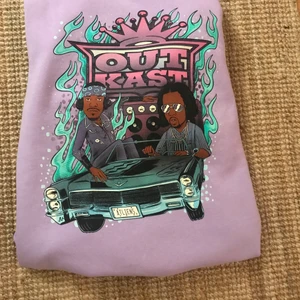 Hoodie - En stor lila hoddie. Super mysig och mjuk med outkast tryck på baksidan. 