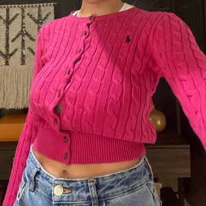 Ralp Lauren cropped kofta - Barnkofta som sitter som en crop top från ralph lauren. Köptes på second hand men är aldrig använd av mig. Sitter som storlek S. 