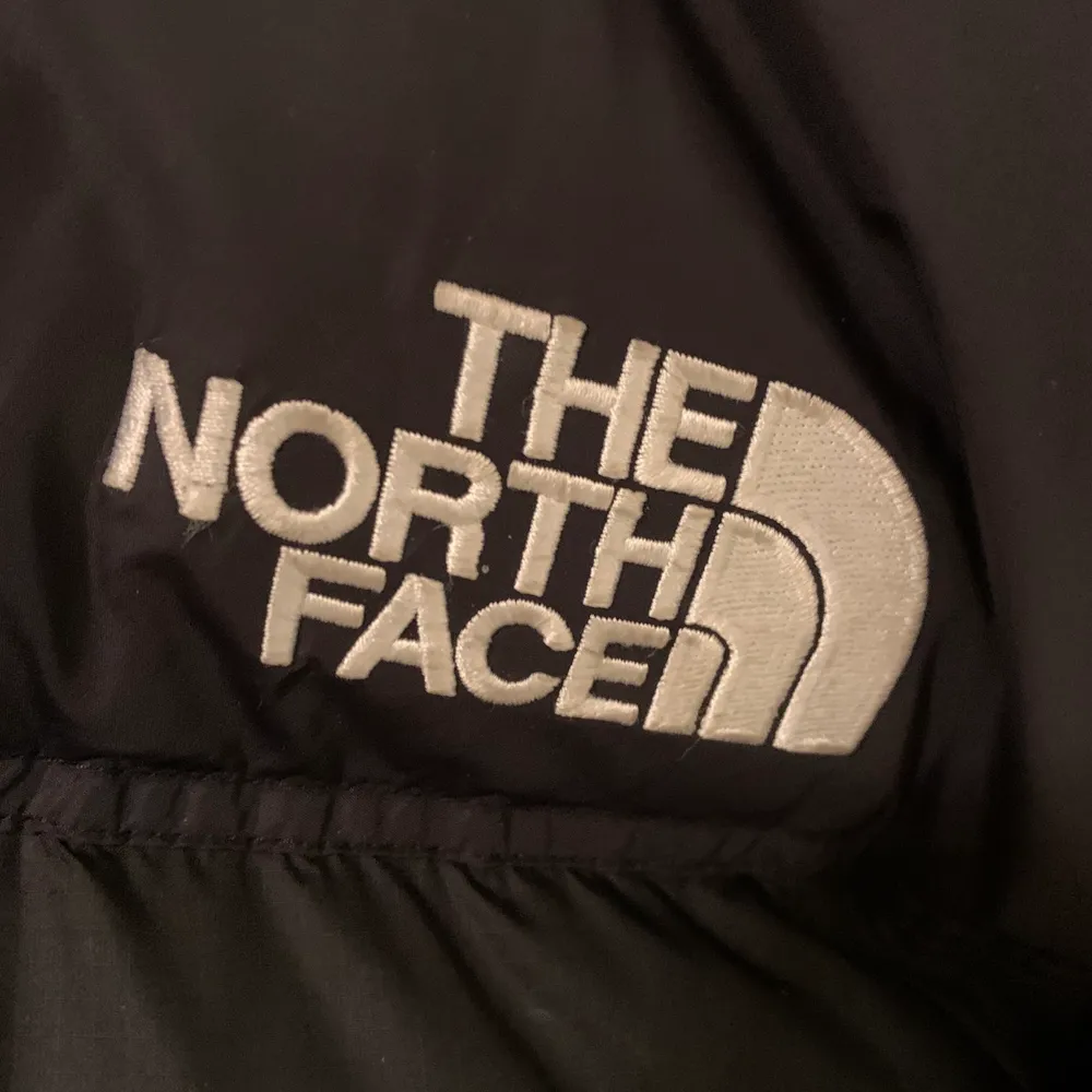 Bra skick köpt 2019 på northface i hötorget. Använd sparsamt under en vinter.. Jackor.
