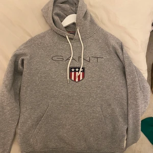Grå Gant Hoodie  - säljer min Gant hoodie som inte används längre, omhändertagen och i bra skick. Nypris 999kr, Storlek M och betalning sker på plats eller innan den skickas. Mvh Todd