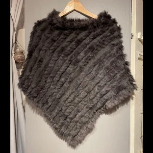 Päls Poncho  - Päls poncho från Furst DANMARK                                         Material: Kanin                                                                        Storlek: One size                                                                     Den är trasig på ett ställe men det syns inte om man inte lyfter på ena delen som är trasig.                                          Finns att hämta i Västerås