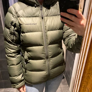 Peak performance dunjacka  - Världens skönaste dunjacka från peak, khakigrön storlek xs. Sparsamt använd. 1000kr