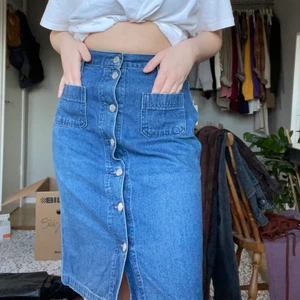 JEANSKJOL - Superskön jeanskjol i nyskick!! Säljes pga att den inte längre används. 