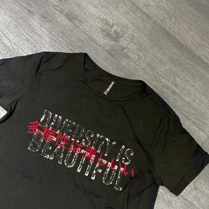 Japansk Print T-shirt  - Gammal T-shirt jag köpte på stradivarius med ett slitet texturerad print. Tröjan är använd men har Berit en av mina favoriter genom åren