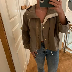 Zara jacka - Helt oanvänd grön jacka från zara i storlek xs. Det är en oversized modell som passar mig bra som brukar ha storlek xs-s och är 172cm.