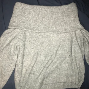 Tröja - Fin stor tröja som kan vara offshoulder men även jätte fin om man har den normalt, den är som ny eftersom den är lite för stor för mig