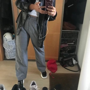 Skinnjacka - Säljer denna tunna skinnjacka köpt för 500kr bra skick! Skicka meddelande för fler bilder eller vid frågor