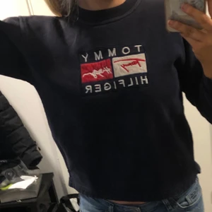 Tommy hilfiger collegetröja  - En blå tommy hilfiger collegetröja, tyvärr har den fläckar på sig därav priset💕