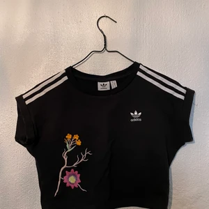 Adidas kort topp - Snygg adidas topp som är kort. Fina detaljer med blommor, använd få gånger
