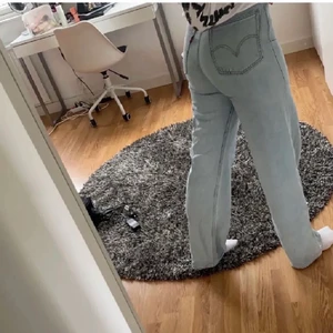 Levis Jeans - Snygga Levis jeans. Säljer då dom inte kommer till så mycket användning längre. Formar sig perfekt efter kroppen. (Jag är 171cm)