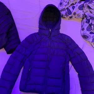 Parajumper  - Använd förra vintern. Jätte fin parajumper säljer den för att den är lite för liten. Det är M i barnstorlek vilket  kanske passar bättre på Någon s.❤️