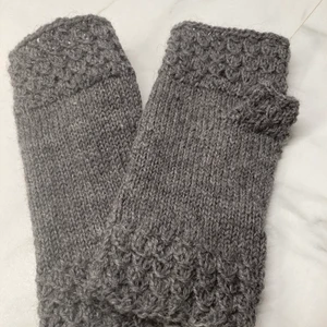 Handgjorda handledsvärmare  - Handgjorda handledsvärmare som är gjorda i ull eller akryl beroende på vad man föredrar! Dom finns just nu i lila, rosa, ljusgråa, svarta och mörkgråa men kommer komma fler färger! Vill man ha någon speciell färg så kan vi lösa det också. Vid speciall besällning kring storlek så tillkommer 50kr.  Finns nu även i vitt 💕