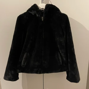Pälsjacka med luva - Superfin svart pälsjacka med luva från ONLY. Änvänd ett fåtal gånger. Strl M men passar mig som vanligtvis är S/M