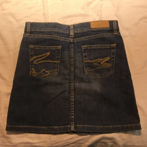 Lacoste kjol - En lacoste jeanskjoli väldigt bra skick. Är i storlek 14 barn som motsvarar ungefär xxs-xs
