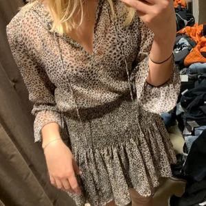 Zara klänning - Klänning från Zara. Stl L men passar även M