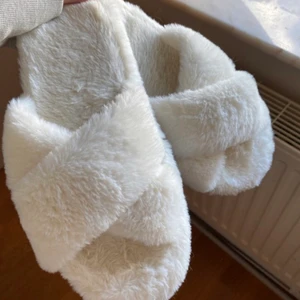 Fluffiga tofflor  - Nu säljer jag mina super mysiga fluffiga tofflor🤍 dem är nästan helt oanvända då jag har andra tofflor jag hällre väljer att använda🤍 dem är gott som nya o verkligen så sköna o mysiga nu till hösten/vintern🤍🤍 priset kan alltid diskuteras vid snabb affär🤍 jag har storlek 38/39 o de passar mig bra men hade lugnt funkat me mindre eller större fötter🤍