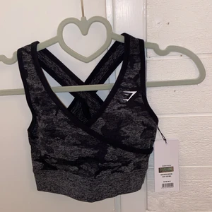 camo seamless gymshark - gymshark topp i storlek xs, aldrig använd med prislappen kvar, säljer pga för liten (pris: 350kr inklusive frakt) köpt för 499kr