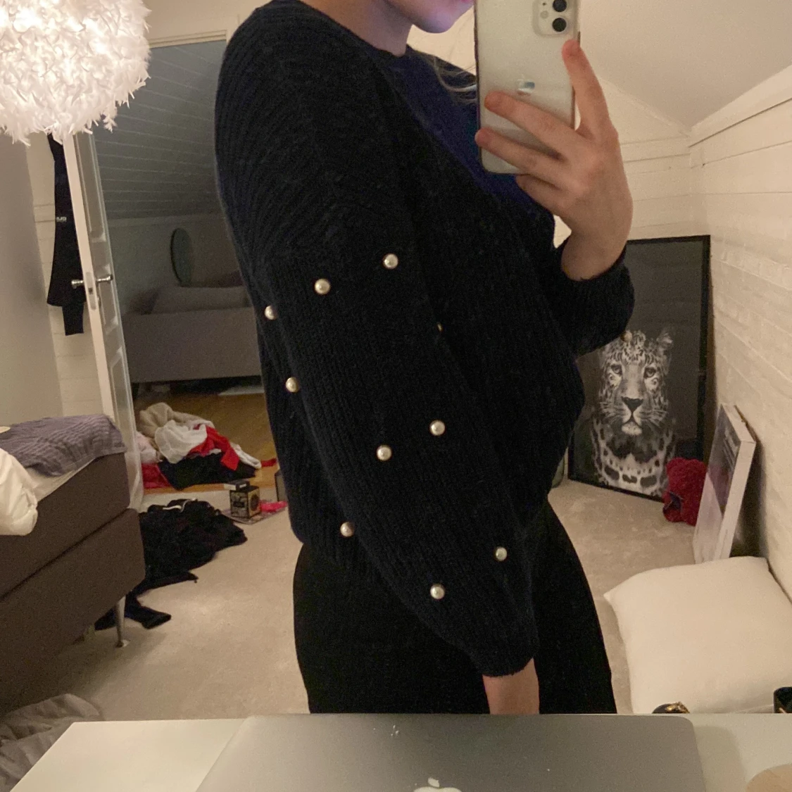 stickad tröja med pärlor