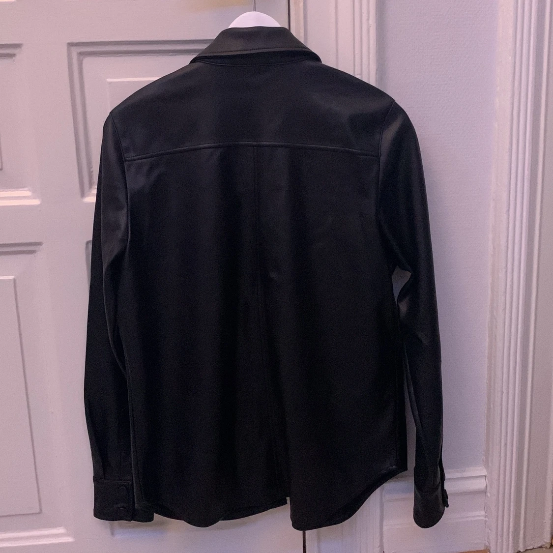 Skorta/jacka i skin imitation  - 90