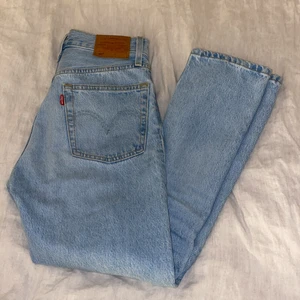 Levis 501 - Ett par levi’s 501 i storlek W24 L26. Jeansen är i mycket bra skick och inte alls mycket använda😊