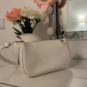 Vit väska från gina - Väskan är helt oanvänd, säljs pg av att den inte kommer till användning (köparen står för frakten) 