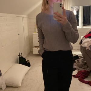 stickad tröja - grå stickad tröja från na-kd med djup rygg (pris: 100kr inklusive frakt) köpt för 299