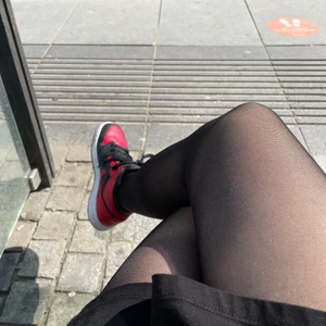 Jordan 1 mid banned, skor - INTRESSEKOLL på mina snygga jordans mids🥰 Dem är i väldigt bra skick och tvättade och kartong kvar. Kan skicka fler bilder om det behövs. Köpta för 2350kr och tänker sälja isåfall för runt 1100 inkl frakt men de kan diskuteras.