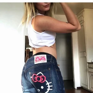 Evisu donna hello Kitty jeans - Lägger ut dessa igen! Säljer nu mina lågmidjade skit snygga jätte rare special edition Evisu Donna hello Kitty jeans som jag köpte här på Plick. Säljer då jag behöver pengar och inte fått så mycket användning för dom. Kommer starta en budgivning senare beroende på hur många som är intresserade. Ställ frågor om det är något du undrar över! Passar mig som är 166cm💞