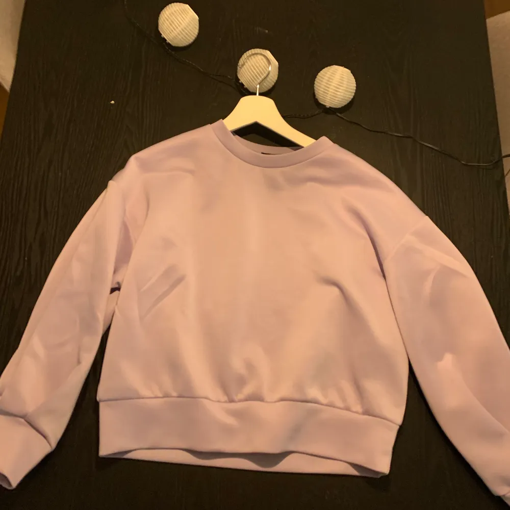sweatshirt från shein i storlek s, väldigt fint skick!🤍 köparen betalar frakten . Tröjor & Koftor.
