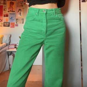 Coola gröna byxor från Zara med hög midja och vida ben. Säljer pga att de inte passar som jag vill ha de längre:( Finns ej kvar på Zaras hemsida. Köparen står för frakt.