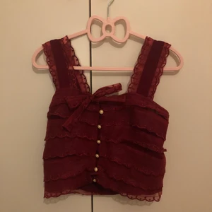 Lolita topp  - Säljer denna supergulliga toppen! Som man kan ha på sig som vanligt eller över en skjorta typ. Älskar den verkligen, men kommer tyvärr inte till användning.  Skriv vid intresse/funderingar <3