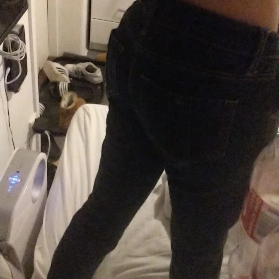 Ett par low waisted jeans storlek s - 90